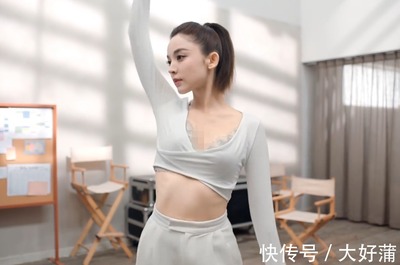 古力娜扎 內衣代言與舞臺劇首秀的專注之美